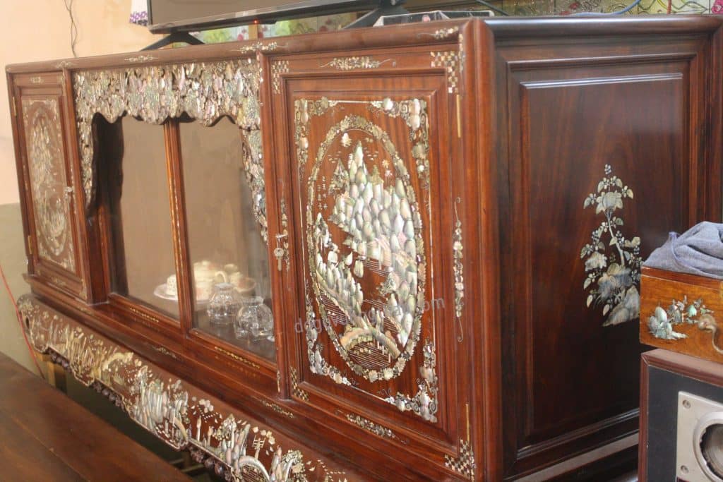 tủ-chè-khảm-chai