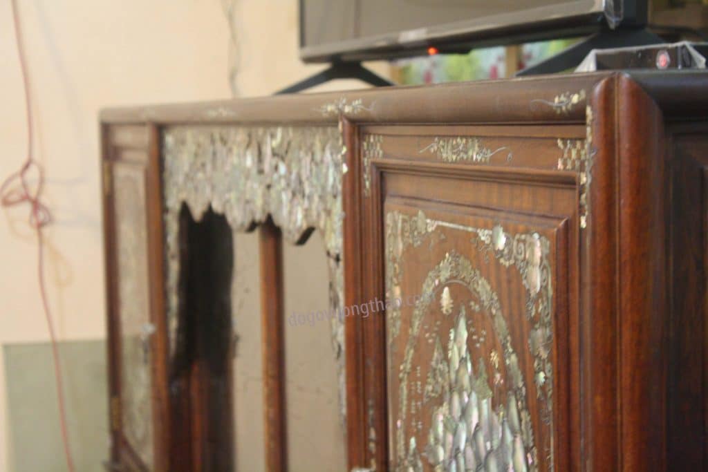 tủ-chè-khảm-chai