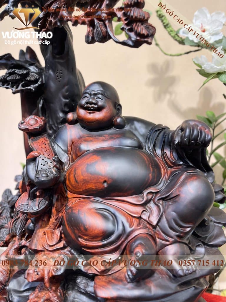 Tượng Phật Di Lặc ngồi gốc Tùng gỗ Trắc đỏ đen 2