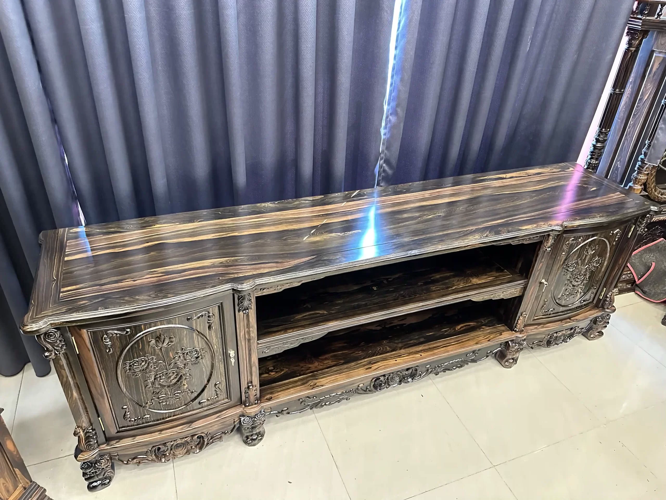 kệ tivi hoa hồng gỗ mun hoa (2106)
