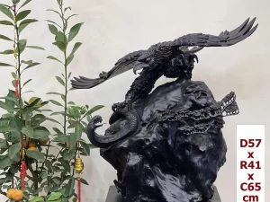 tượng đại bàng bắt rắn gỗ mun sừng (753)