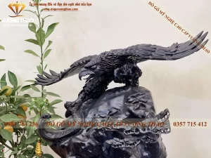 tượng đại bàng bắt rắn gỗ mun sừng (754)