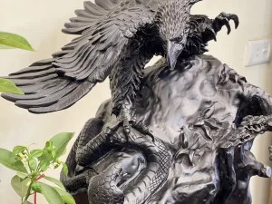 tượng đại bàng bắt rắn gỗ mun sừng (755)
