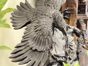 tượng đại bàng bắt rắn gỗ mun sừng (756)