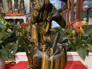 Tượng Khỉ Phong Thủy Vác Gậy Như Ý gỗ Mun Hoa (1)
