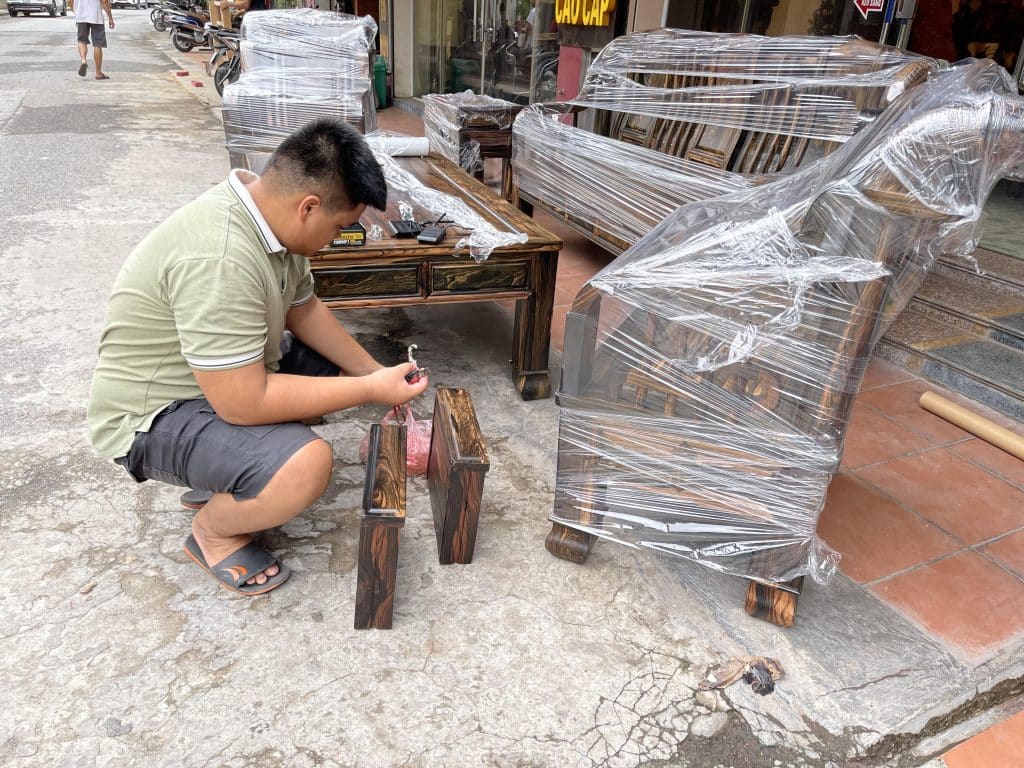 Quá trình bọc bộ bàn ghế Tần Lan gỗ Mun hoa