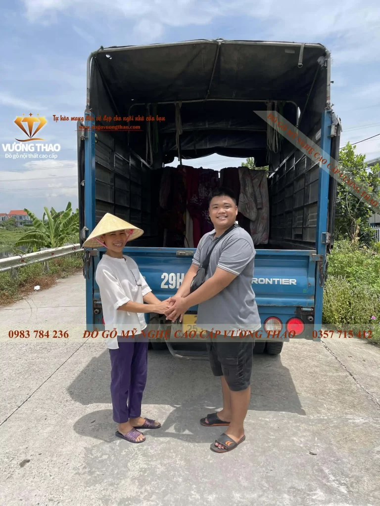 bàn giao bàn ghế tứ trụ về hà nam (936)