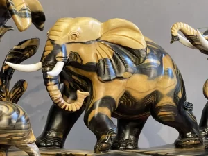 tượng gia đình voi gỗ mun hoa (1685)