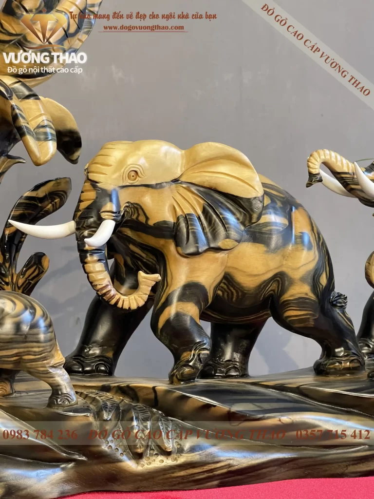 tượng gia đình voi gỗ mun hoa (1685)