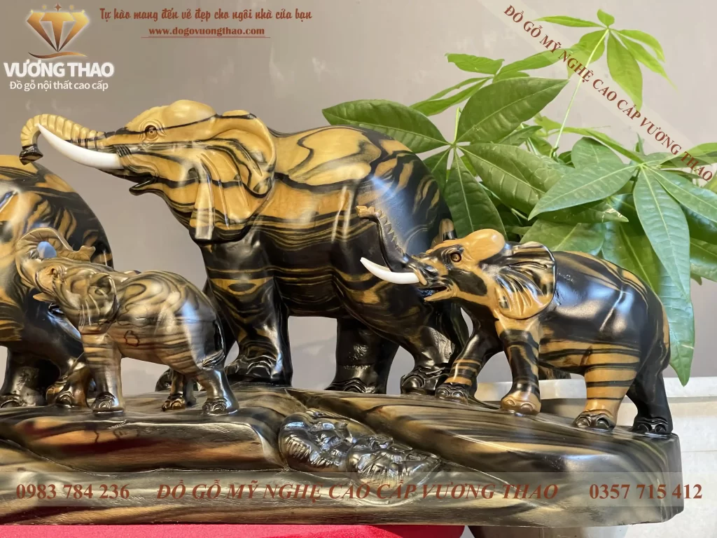 tượng gia đình voi gỗ mun hoa (1686)