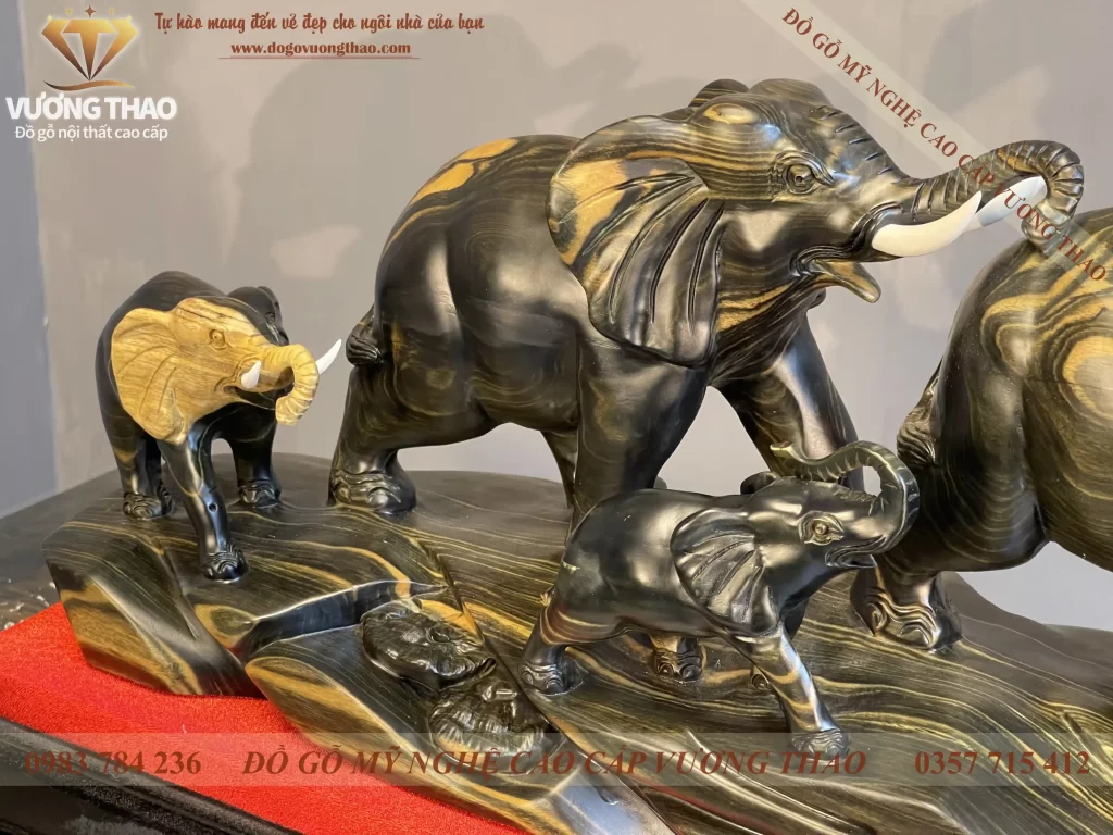 tượng gia đình voi gỗ mun hoa (1748)