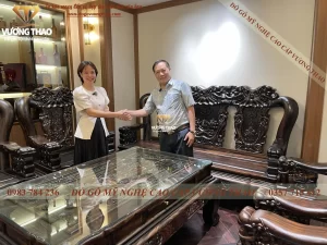 Bàn giao bộ bàn ghế Minh Quốc Voi cột 14 gỗ Mun hoa Lào về Hà Nội (1469)