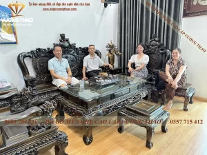 Bàn giao bộ bàn ghế Nghê 5 đầu cột 12 gỗ Mun hoa về nhà chú Thái ở Hà Đông (1524)