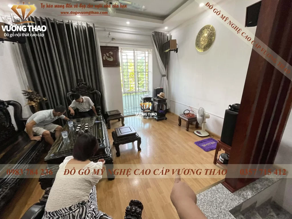 Bàn giao bộ bàn ghế Nghê 5 đầu cột 12 gỗ Mun hoa về nhà chú Thái ở Hà Đông (1525)