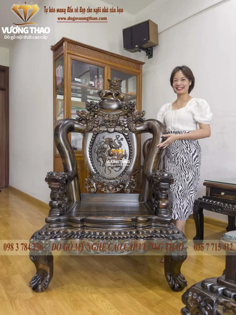 Bàn giao bộ bàn ghế Nghê 5 đầu cột 12 gỗ Mun hoa về nhà chú Thái ở Hà Đông (1527)