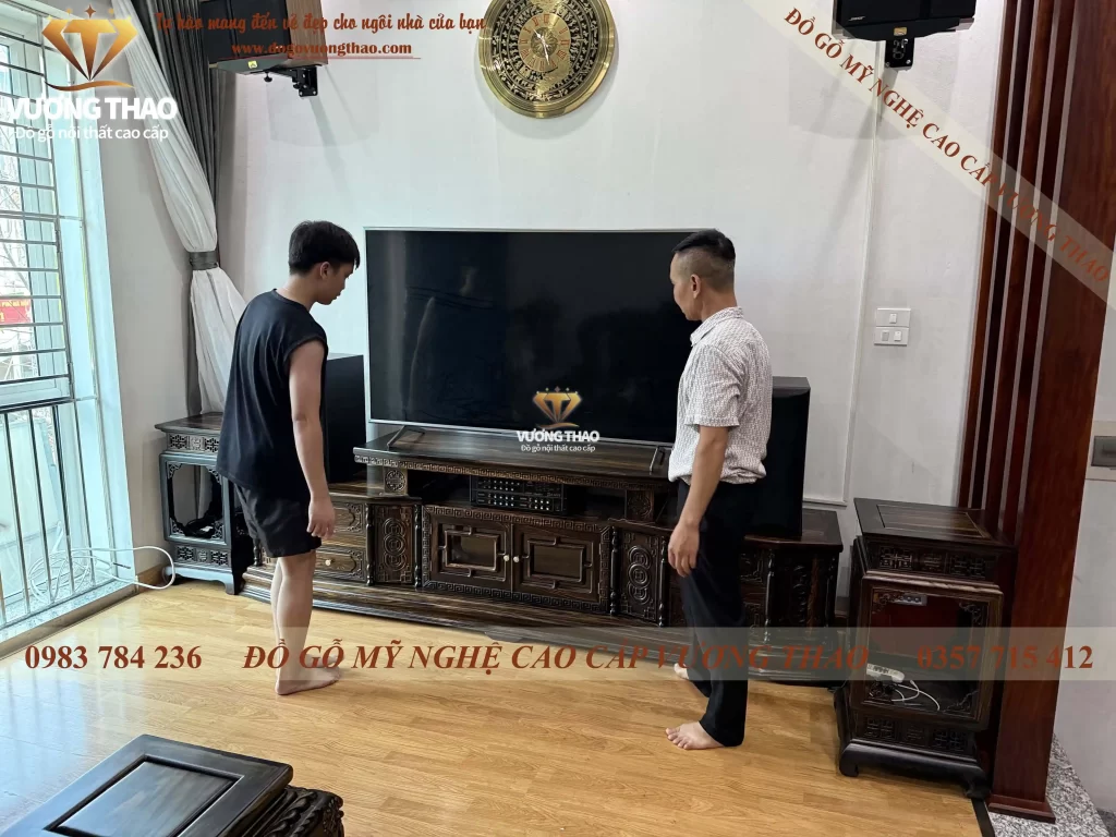 Bàn giao bộ bàn ghế Nghê 5 đầu cột 12 gỗ Mun hoa về nhà chú Thái ở Hà Đông (1528)