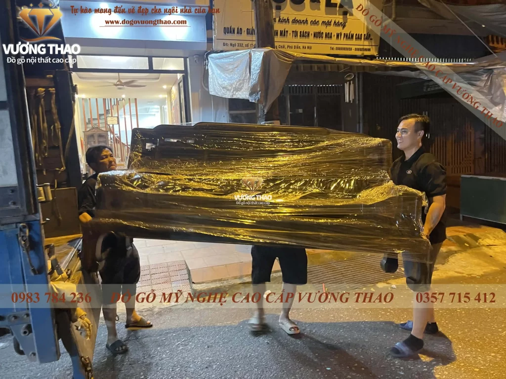 Bàn giao bộ bàn ghế Quốc Sắc Thiên Hương gỗ Mun hoa về Hà Nội (1462)