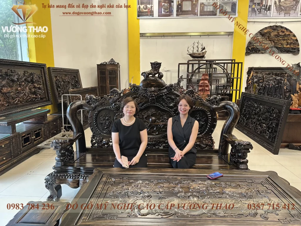 Anh chị Hiền Tiến về trực tiếp Showroom chốt bộ bàn ghế Nghê 5 đầu cột 18 gỗ Mun hoa Lào (1933)