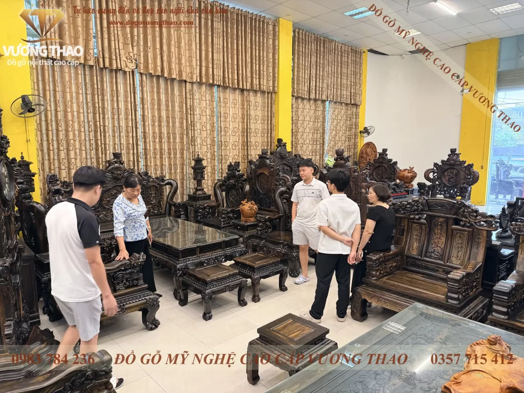 Anh chị Hiền Tiến về trực tiếp Showroom chốt bộ bàn ghế Nghê 5 đầu cột 18 gỗ Mun hoa Lào (1934)