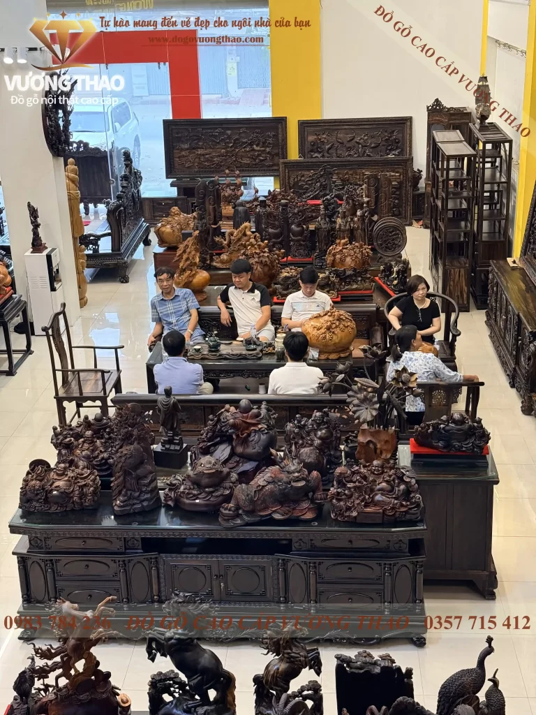 Anh chị Hiền Tiến về trực tiếp Showroom chốt bộ bàn ghế Nghê 5 đầu cột 18 gỗ Mun hoa Lào (1935)