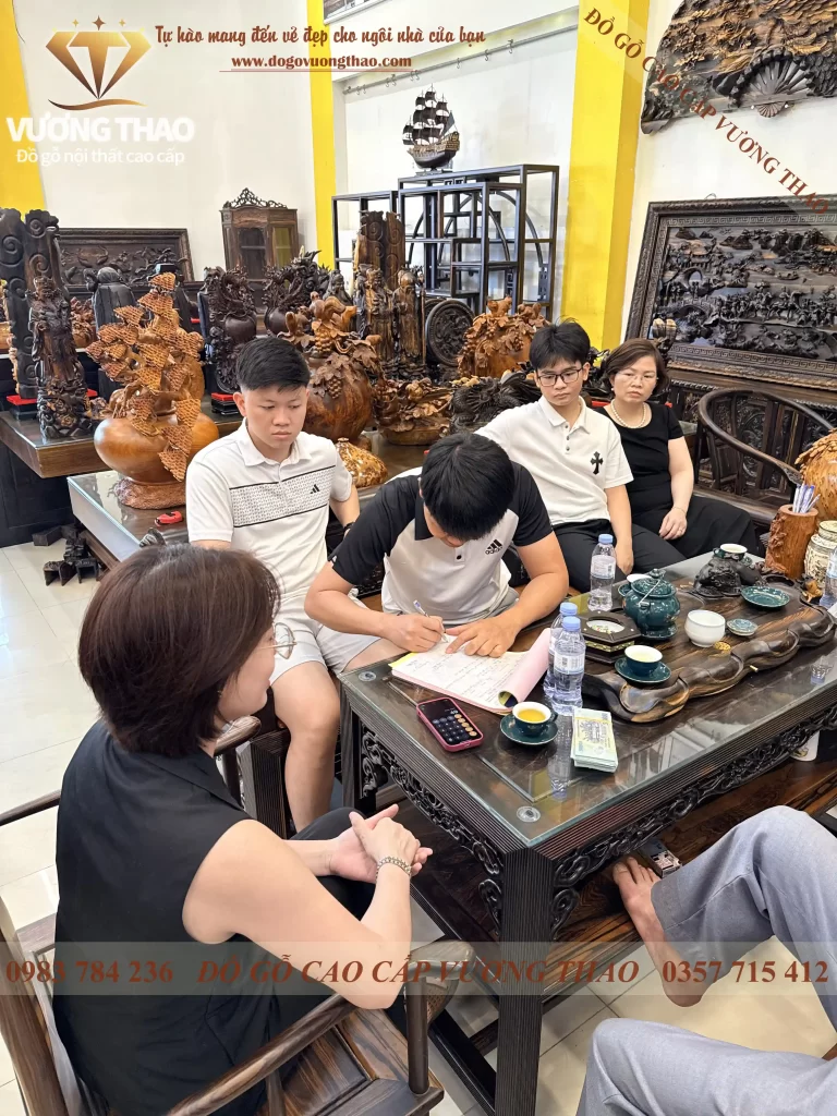 Anh chị Hiền Tiến về trực tiếp Showroom chốt bộ bàn ghế Nghê 5 đầu cột 18 gỗ Mun hoa Lào (1936)