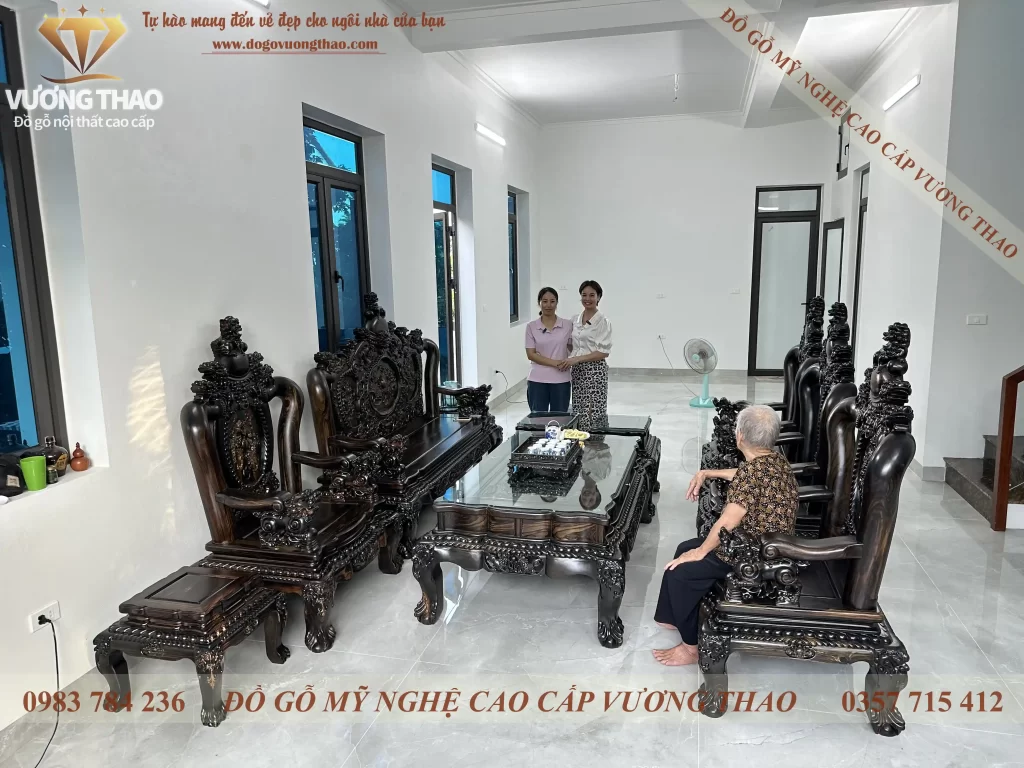 Bàn giao bộ bàn ghế Nghê 5 đầu cột 12 gỗ Mun hoa Lào về Sóc Sơn (2092)