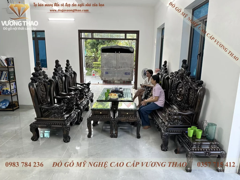 Bàn giao bộ bàn ghế Nghê 5 đầu cột 12 gỗ Mun hoa Lào về Sóc Sơn (2094)