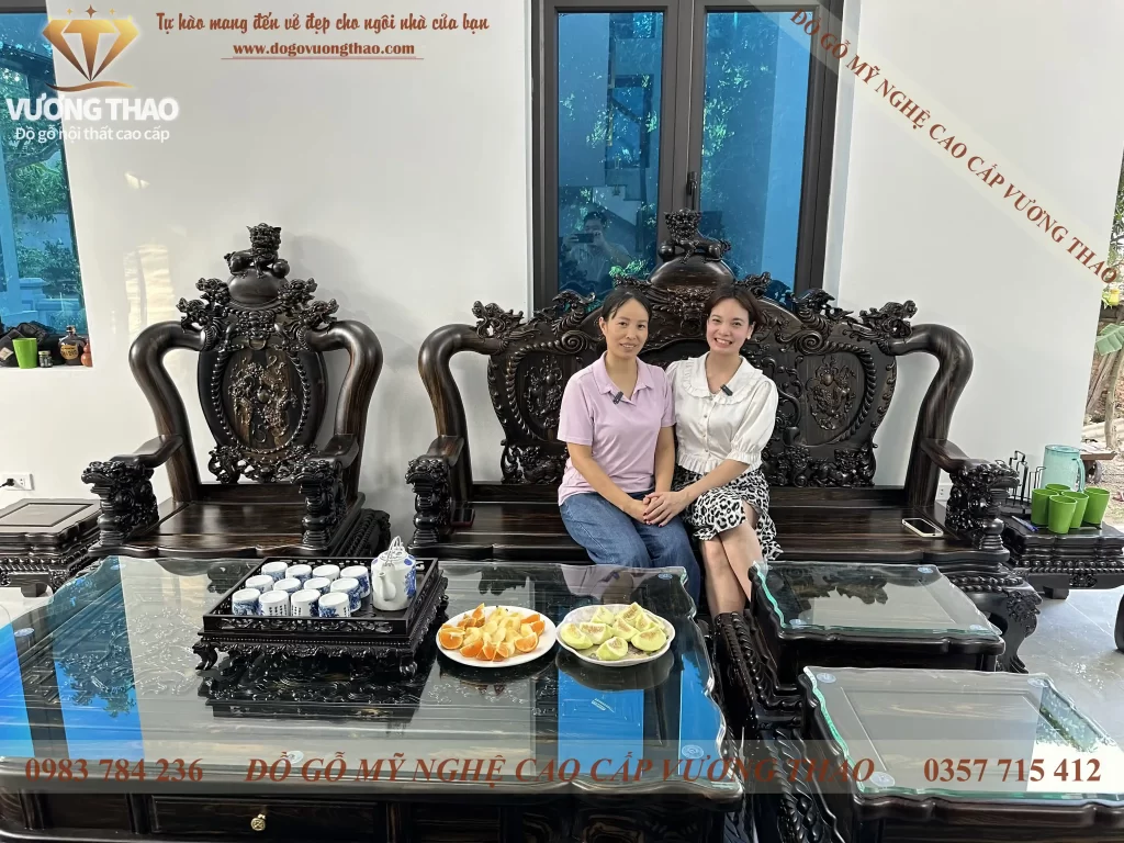 Bàn giao bộ bàn ghế Nghê 5 đầu cột 12 gỗ Mun hoa Lào về Sóc Sơn (2096)