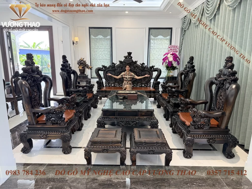 Bàn giao bộ bàn ghế Nghê 5 đầu cột 14 gỗ Mun hoa Lào về Hải Phòng (2120)